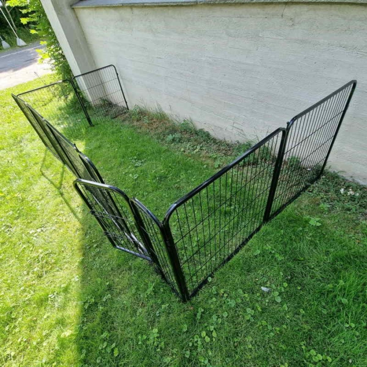 Hundegjerde til hage og innebruk med 8 paneler - 81 cm høyt
