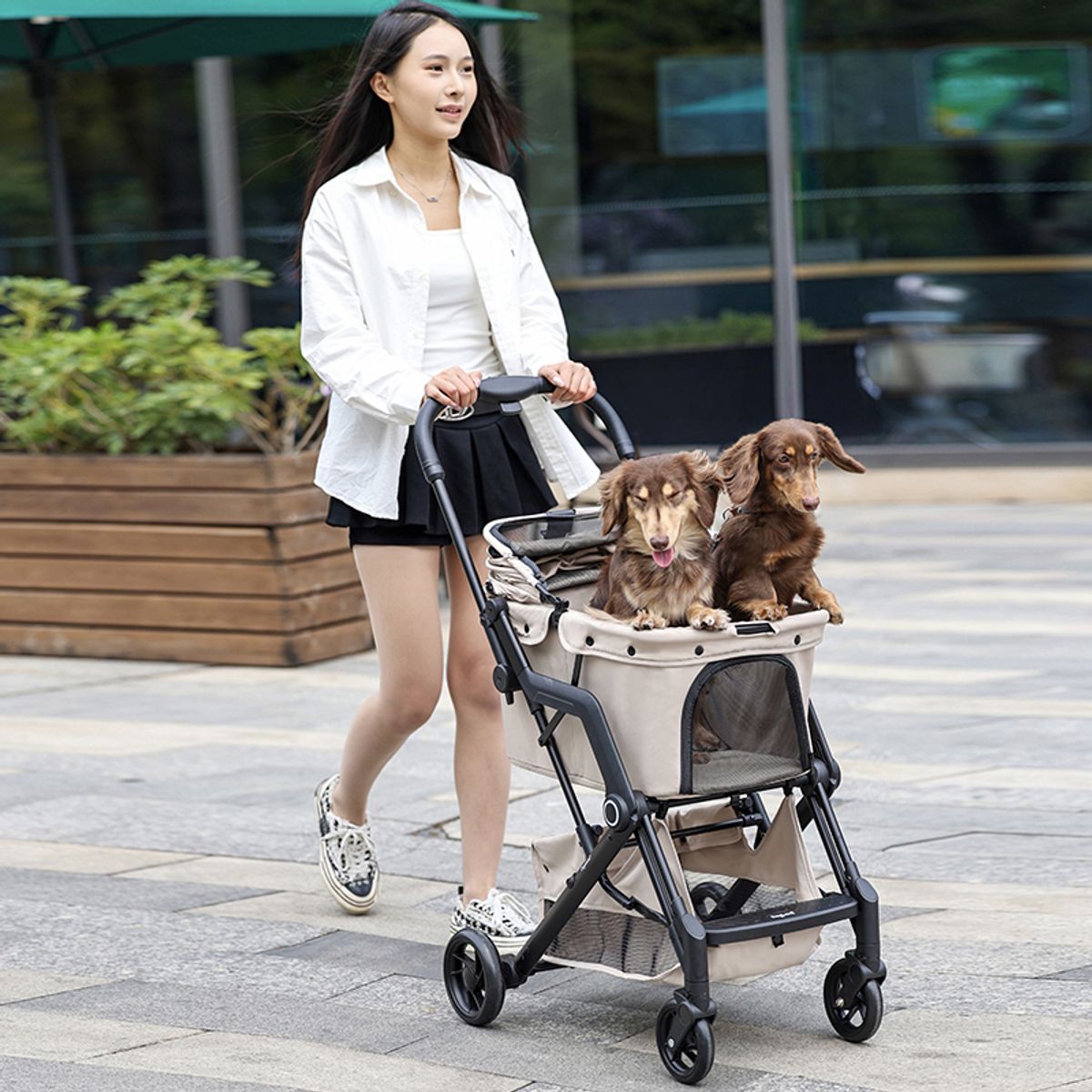 Sort kompakt sammenleggbar hundevogn